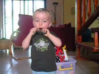 Corentin joue de l'harmonica
