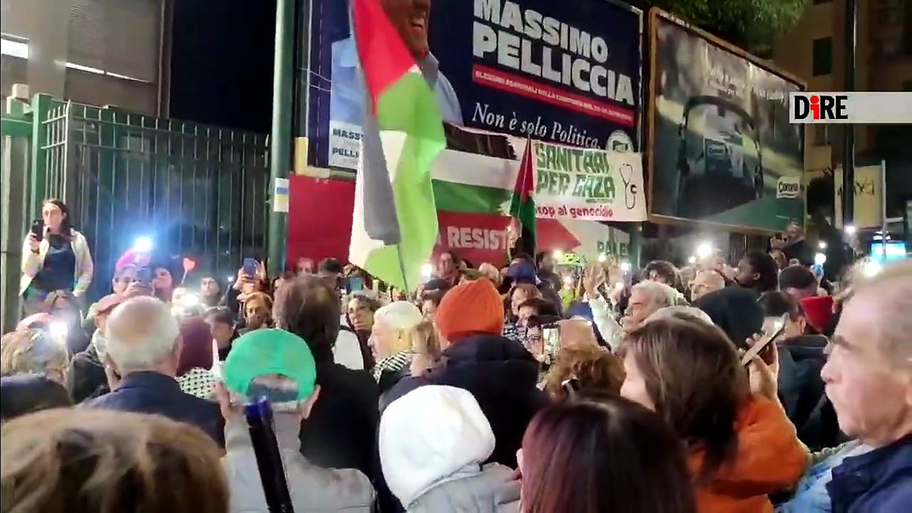 FLASH MOB FUORI OSPEDALI NAPOLI: LETTI NOMI SANITARI MORTI A GAZA
