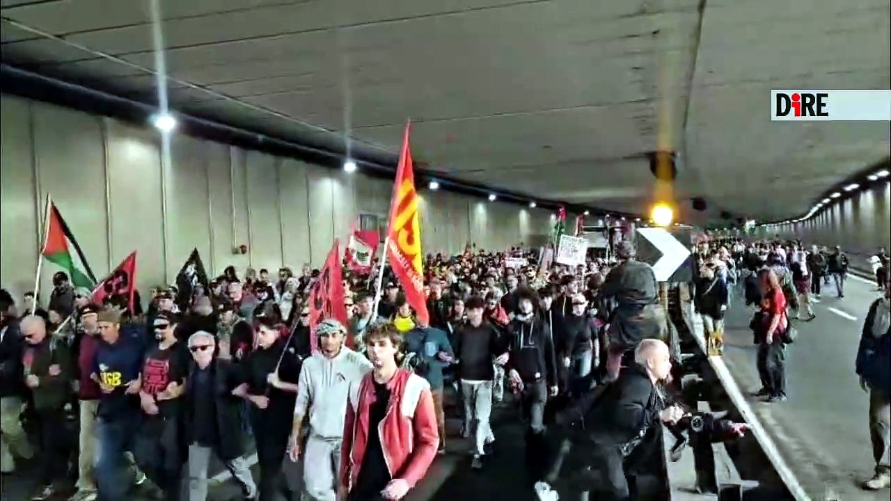 Corteo Pro Pal, manifestanti su tratto urbando dell'A24