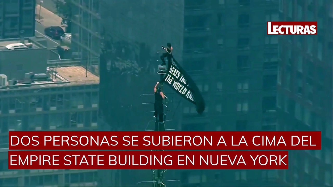 Dos personas se suben a la cima del Empire State Building en Nueva York para pedirse matrimonio