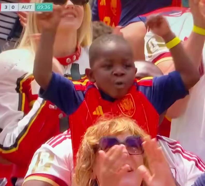 Lamine Yamal'ın kardeşi, İspanya'nın 3. golünü kutluyor 😍 VAMOOOOOS 🗣️https://youtube.com/shorts/FGn4JS7wpEw?is=Ui3glfbyf91__Pgj