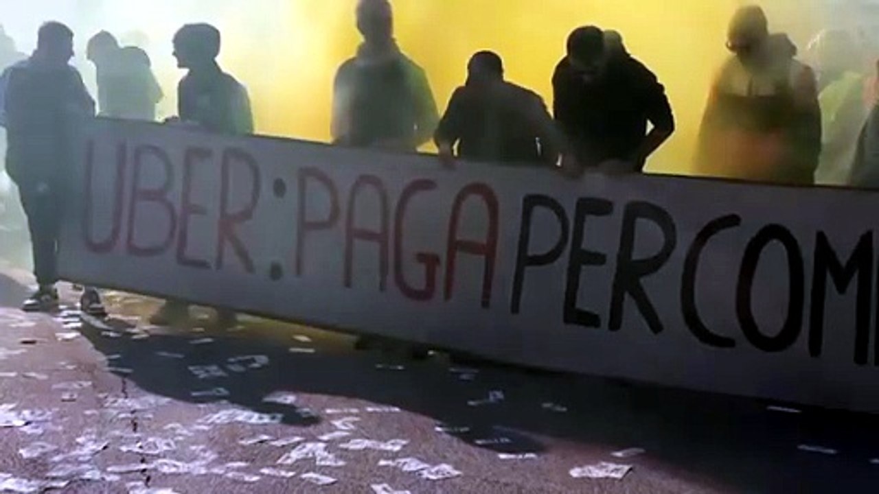 Protesta dei Tassisti contro gli Uber: "Sono partner ufficiali dell'evento Anci"