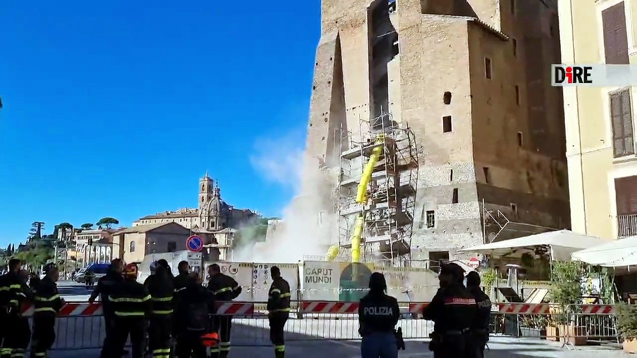 Il giorno dopo alla Torre dei Conti cadono macerie e detriti