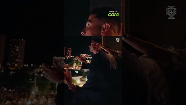 Cristiano Ronaldo leva torcida ao delírio ao celebrar classificação na varanda de hotel #shorts