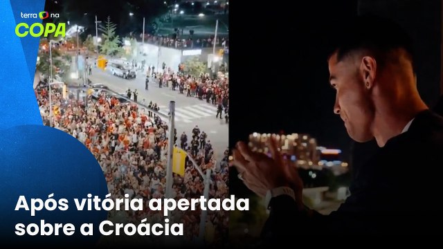 Cristiano Ronaldo leva torcida ao delírio ao celebrar classificação na varanda de hotel