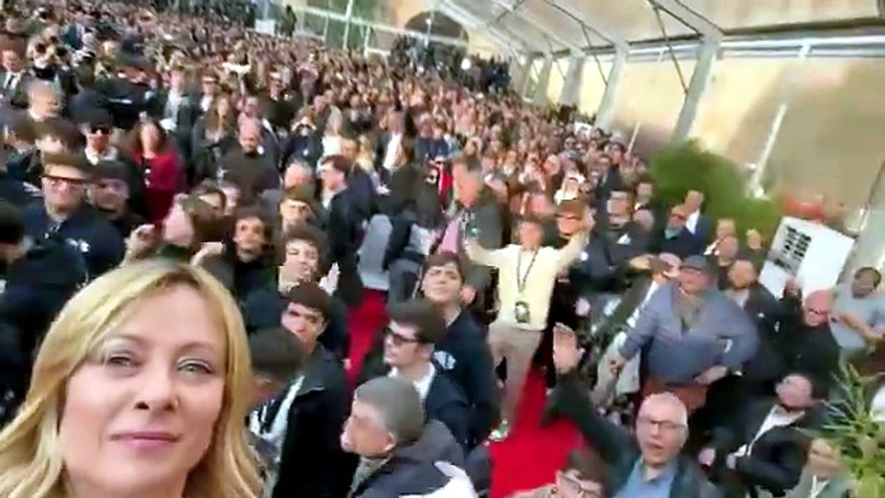 Selfie con i volontari e inno concludono l'intervento di Meloni