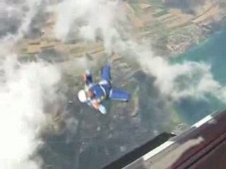 LARGUAGE DE PARACHUTISTES A BORD D'UN PILATUS PC-6