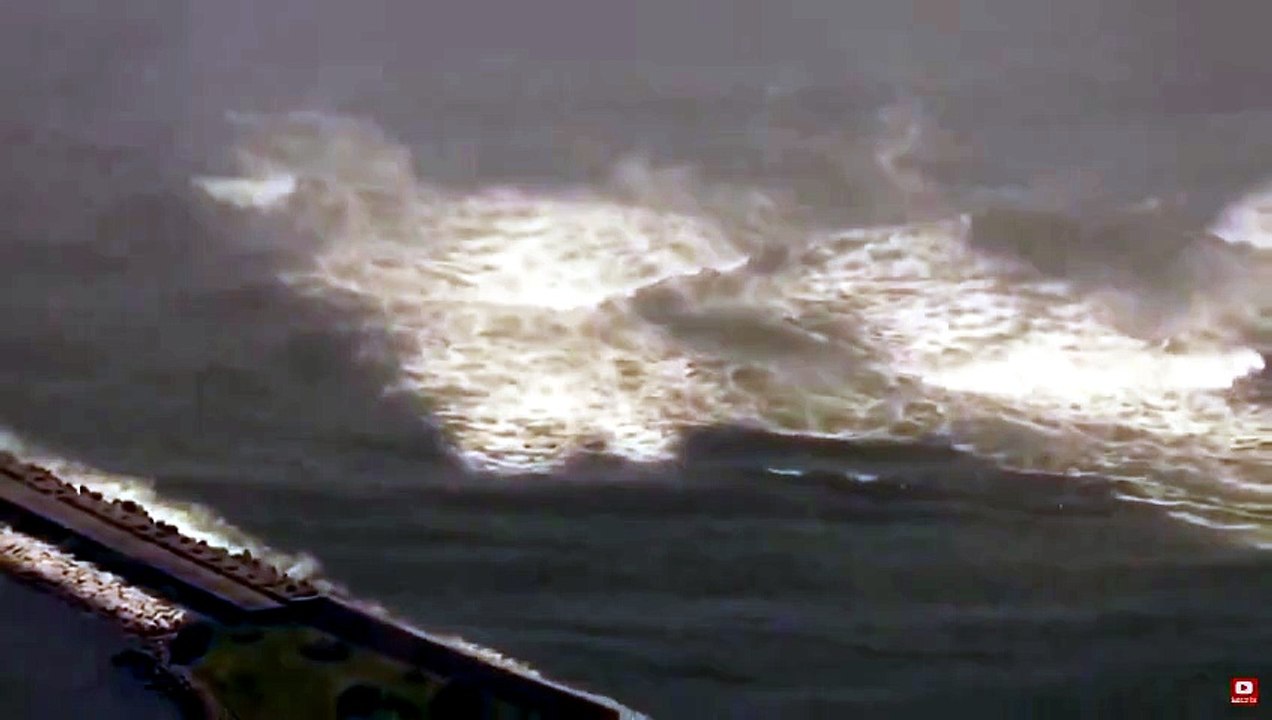 Le prime onde di tsunami al largo della costa nordoccidentale del Giappone