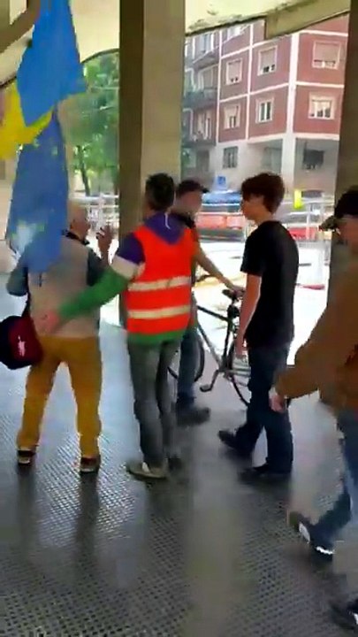 A Bologna allontanato dal corteo del 25 aprile un signore con la bandiera ucraina