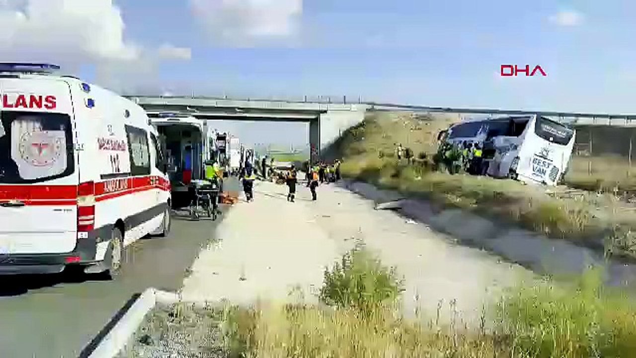 Yolcu otobüsü yoldan çıktı; çok sayıda yaralı var!
