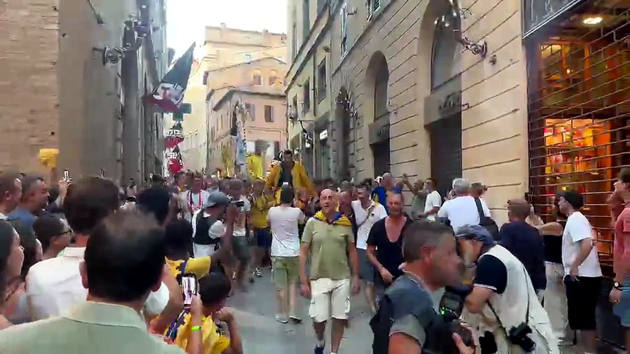 Palio di Siena, il trionfatore Tittia portato in spalla dai contradaioli dell'Aquila in festa