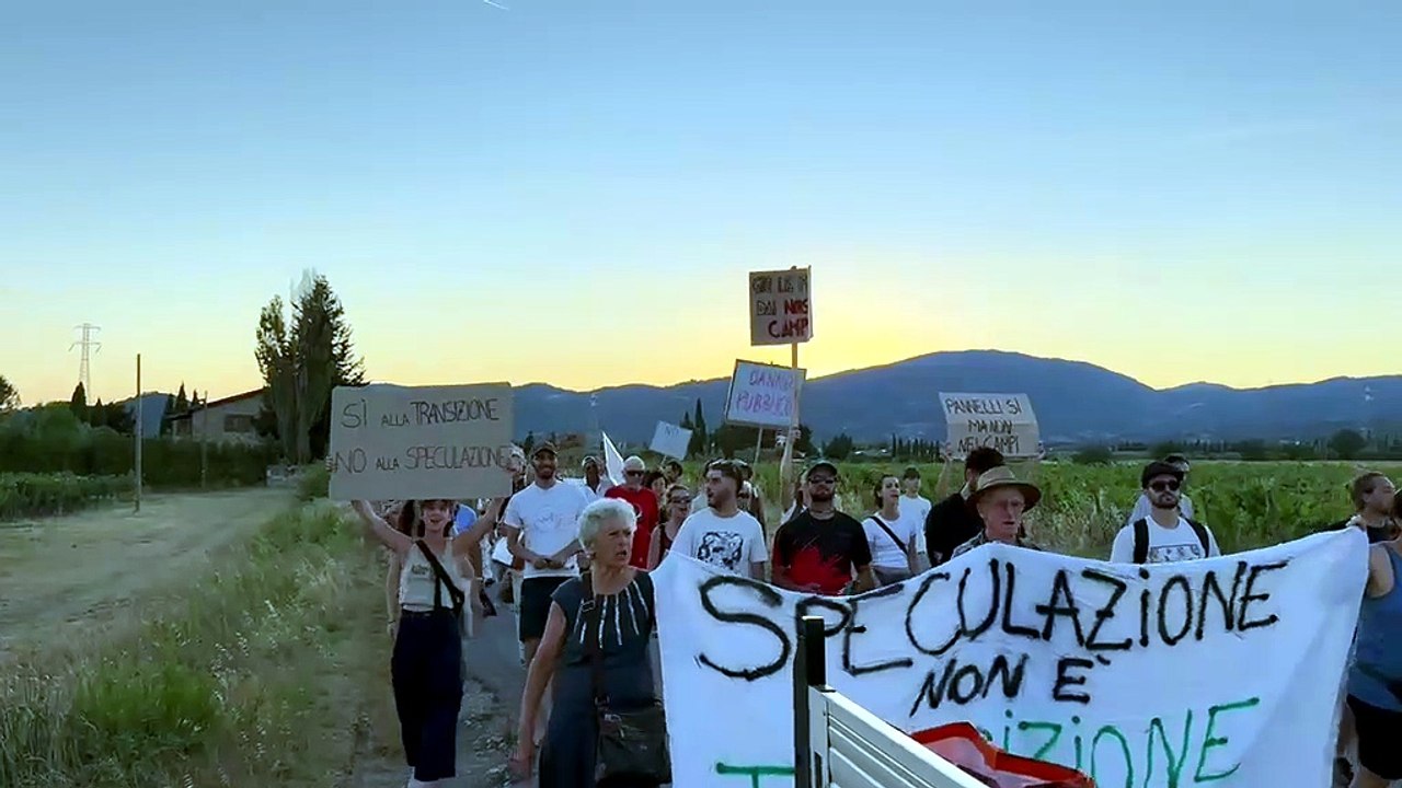 Suvereto, corteo di protesta contro gli impianti delle rinnovabili: "Gi? le mani dai nostri campi"