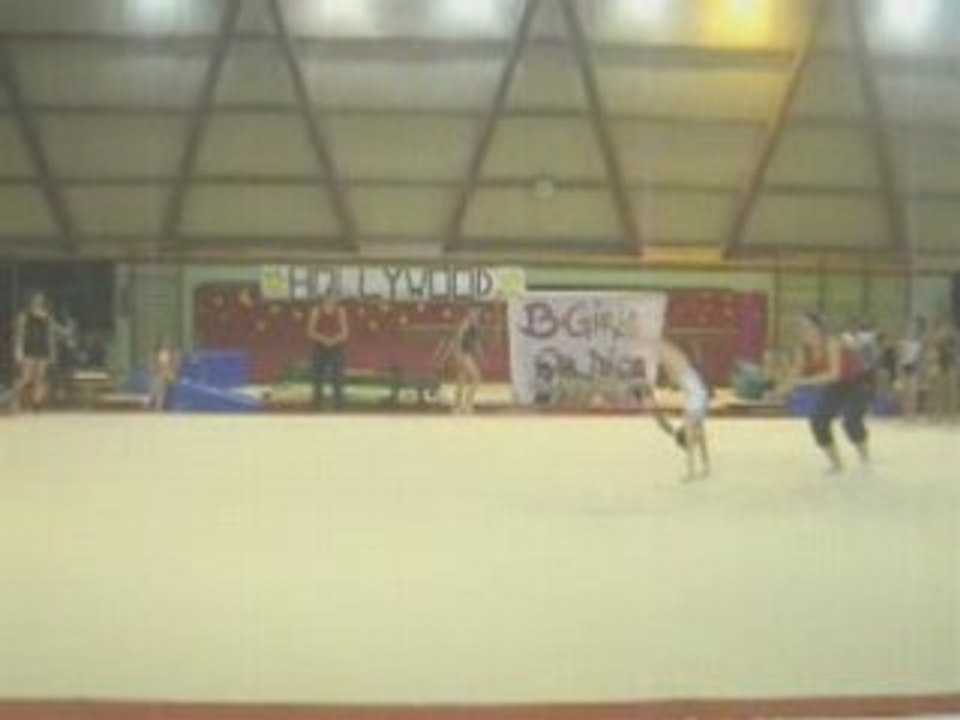 Justine rondade flip salto