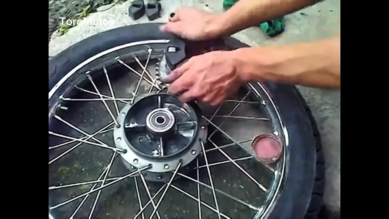 Como Cambiar los CAUCHOS traseros de una moto sin ERRORES