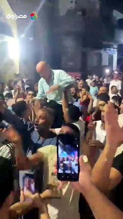 والد محمود صابر محمولا على الأعناق في منطقته.. مصراوي أمام منزل نجم المنتخب بكفر الشيخ