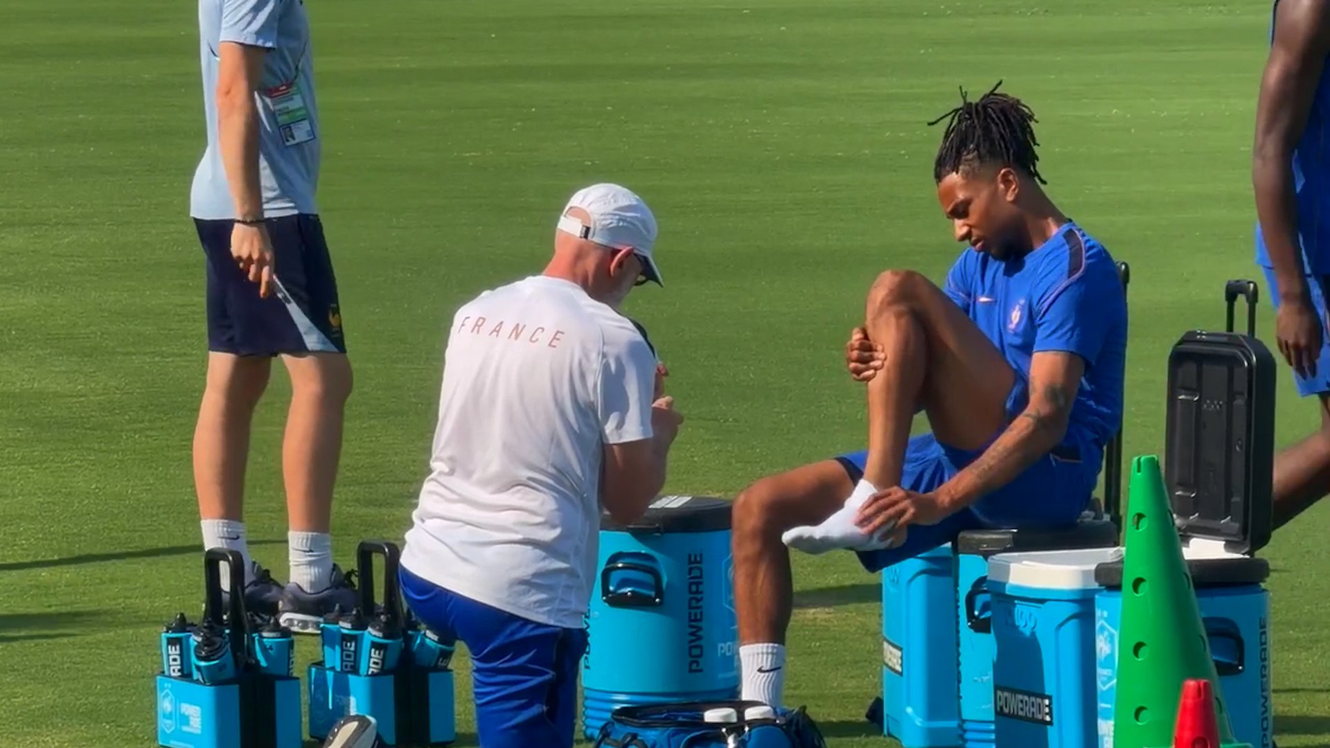 Francia se entrena a la hora del partido: 38 grados y Olise, atendido por unas ampollas