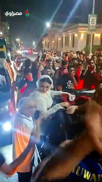 عريس يحتفل مع عروسته بتأهل منتخب مصر في شوارع المنصورة