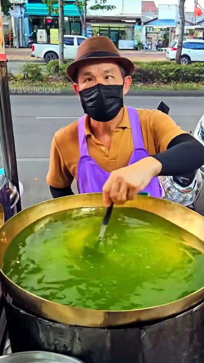 Colorful Thai glutinous rice dessert quickly sliced by ninjas