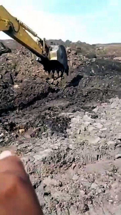 Heavy Machinery Action : Komatsu Excavator Clearing Mud in Kalimantan Mine Site