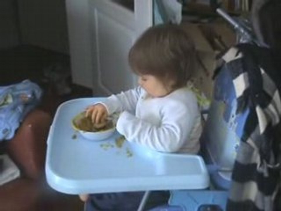 Valentin mange tout seul pour la première fois