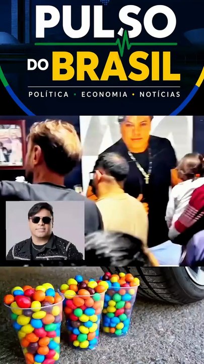 O momento exato em quer o corpo do ex cantor chegou pra ser velado  Neto Araújo ex cavaleiros do Forro