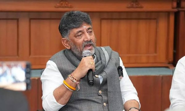 ಮಡದಿ.. ಸಹೋದರ ಸಮೇತ ಸಿದ್ದು ಮನೆಗೆ ಡಿಕೆ..! ಮೊದಲ ಹೆಜ್ಜೆಗಳಲ್ಲೇ ಮಹಾ ಗುರಿಯ ಸುಳಿವು ಕೊಟ್ಟಾಗಿದೆ ಡಿಕೆ..!