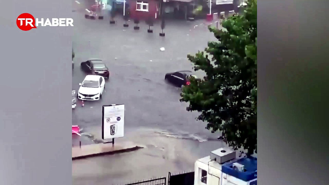 İstanbul'da caddeler göle döndü
