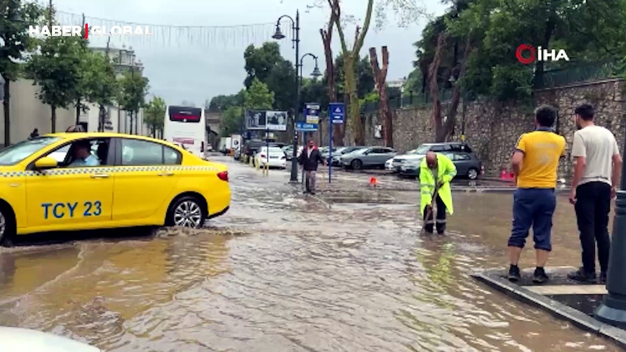 İstanbul'da şiddetli sağanak! Çırağan Caddesi göle döndü