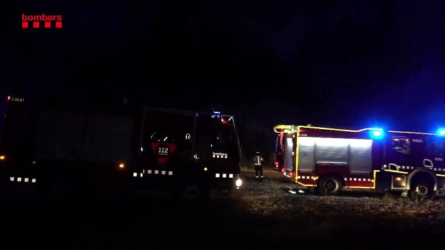 Unos 500 efectivos han trabajado toda la noche en el incendio de La Bisbal d'Empordà (Girona)
