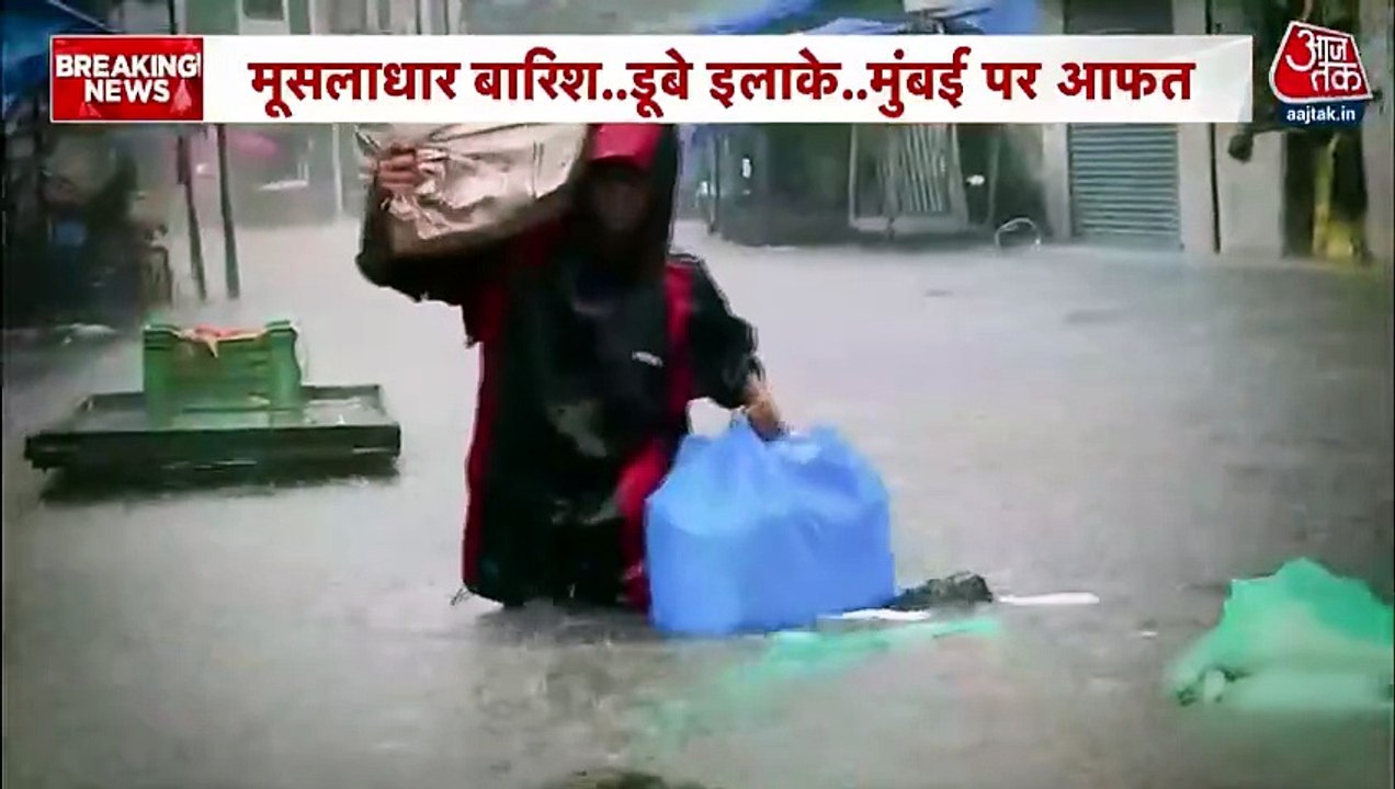 मूसलाधार बारिश के चलते मुंबई के कई इलाकों में भ...