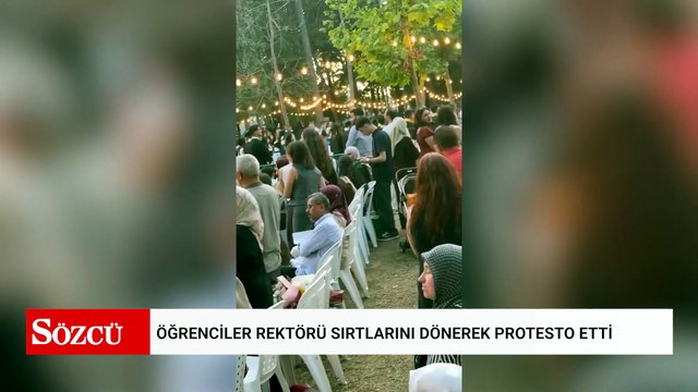 Öğrenciler Rektörü sırtlarını dönerek protesto etti