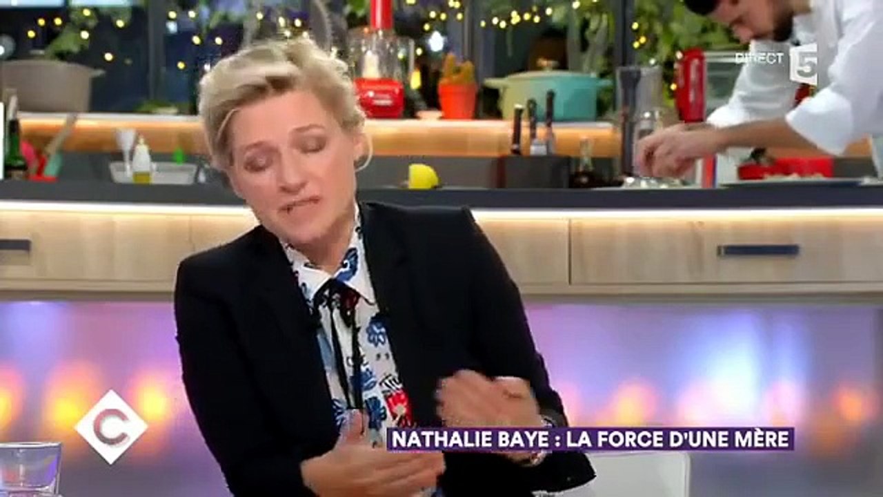 2017 - Johnny Hallyday : Laura Smet annule sa venue dans C à Vous sur France 5 pour rester auprès de son père (Novembre)