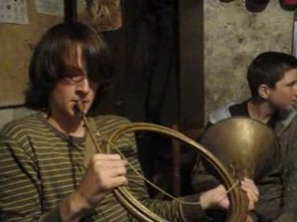 Manu s'essaie au cor de chasse