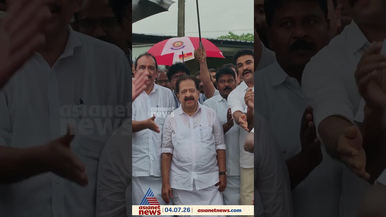 ഓപ്പറേഷൻ തൂഫാൻ പരിപാടിക്ക് പെരുമ്പാവൂരിൽ എത്തിയ ആഭ്യന്തര മന്ത്രി രമേശ് ചെന്നിത്തലയെ സ്വീകരിക്കുന്നു