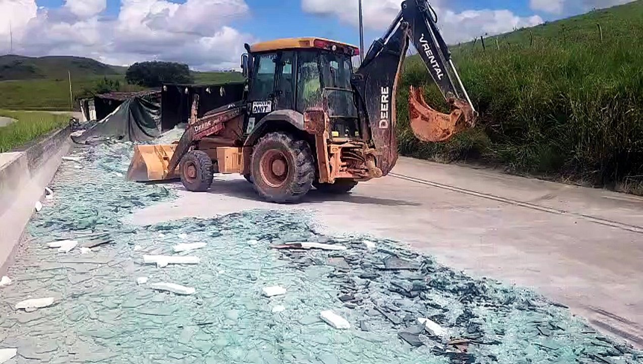 Trator remove carga de vidros após tombamento de carreta na BR-101, no interior alagoano
