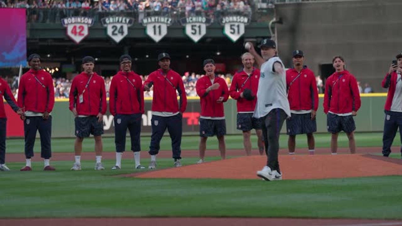 Pochettino nails first pitch at MLB game