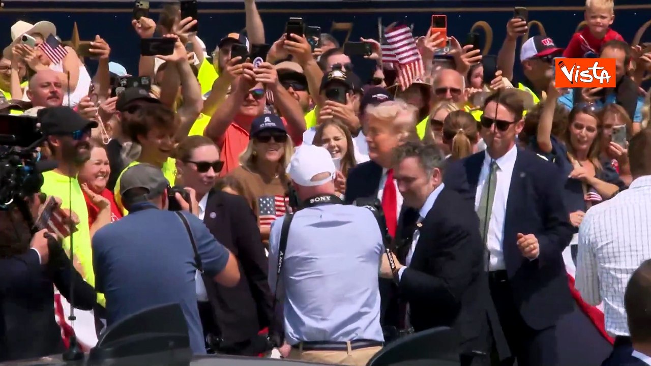 Trump scende da carrozza ferroviaria decorata per 250esimo Usa. Accolto da bagno di folla