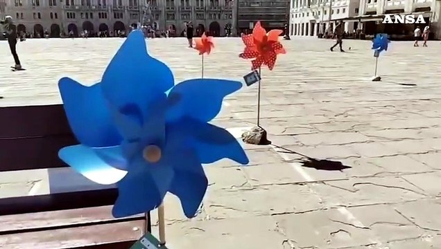 Trieste, le girandole di BoraMata in piazza Unità d'Italia