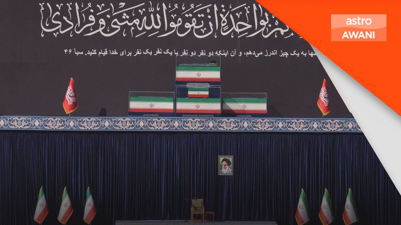 Keranda Ayatollah Ali Khamenei dipaparkan dalam bekas kaca
