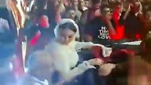 عريس يحتفل مع عروسته بتأهل منتخب مصر في شوارع المنصورة