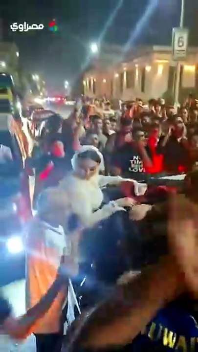 عريس يحتفل مع عروسته بتأهل منتخب مصر في شوارع المنصورة