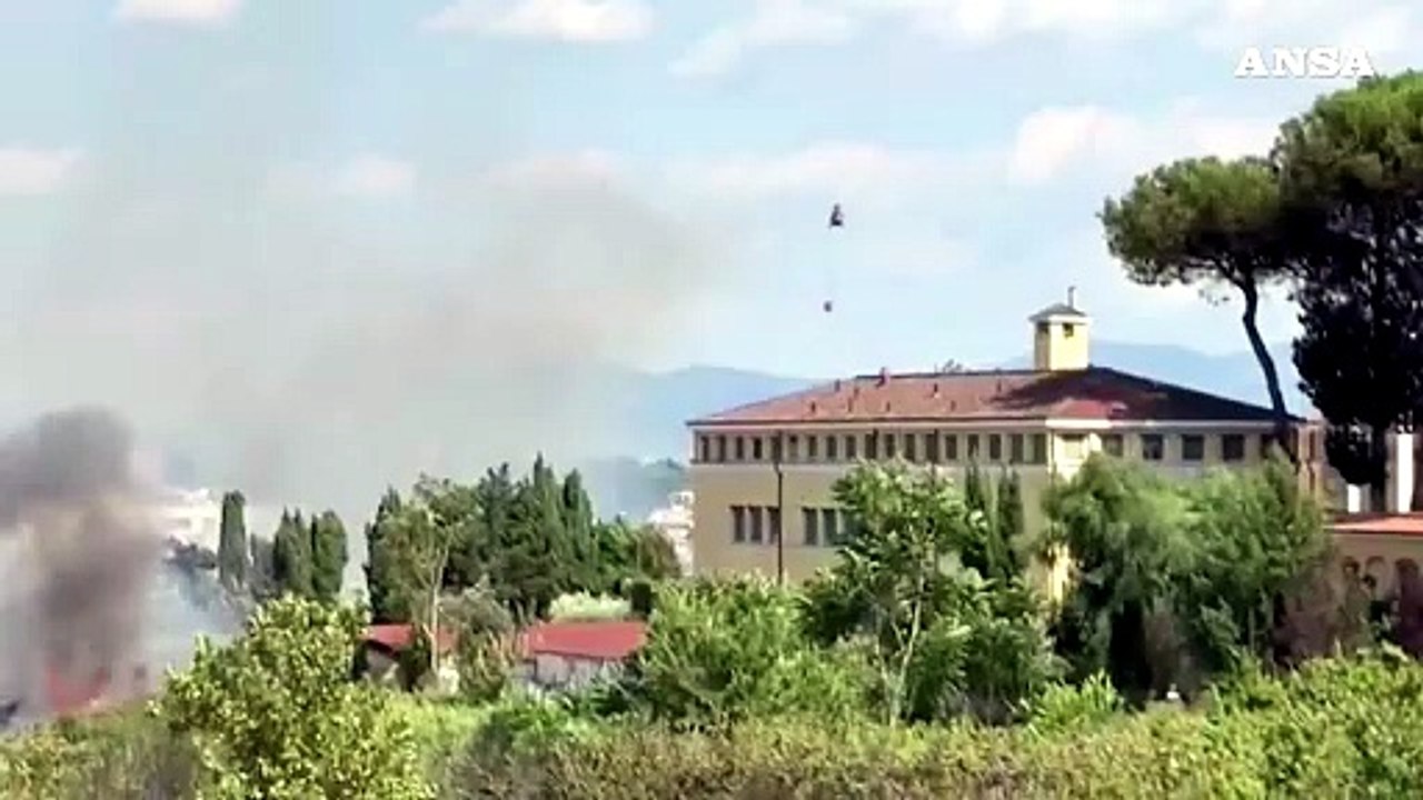 Roma, incendio in un'area verde presso via della Pineta Sacchetti