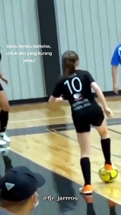 “She Danced Past Defenders Like They Weren’t Even There 😳⚽”