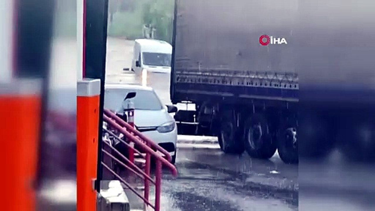 Kocaeli'de 'su altı' trafiği! Arabasını seven sokağa çıkmasın, asfalt 'yutuyor'