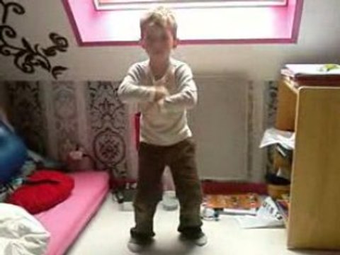 petit frere se la joue tecktonik