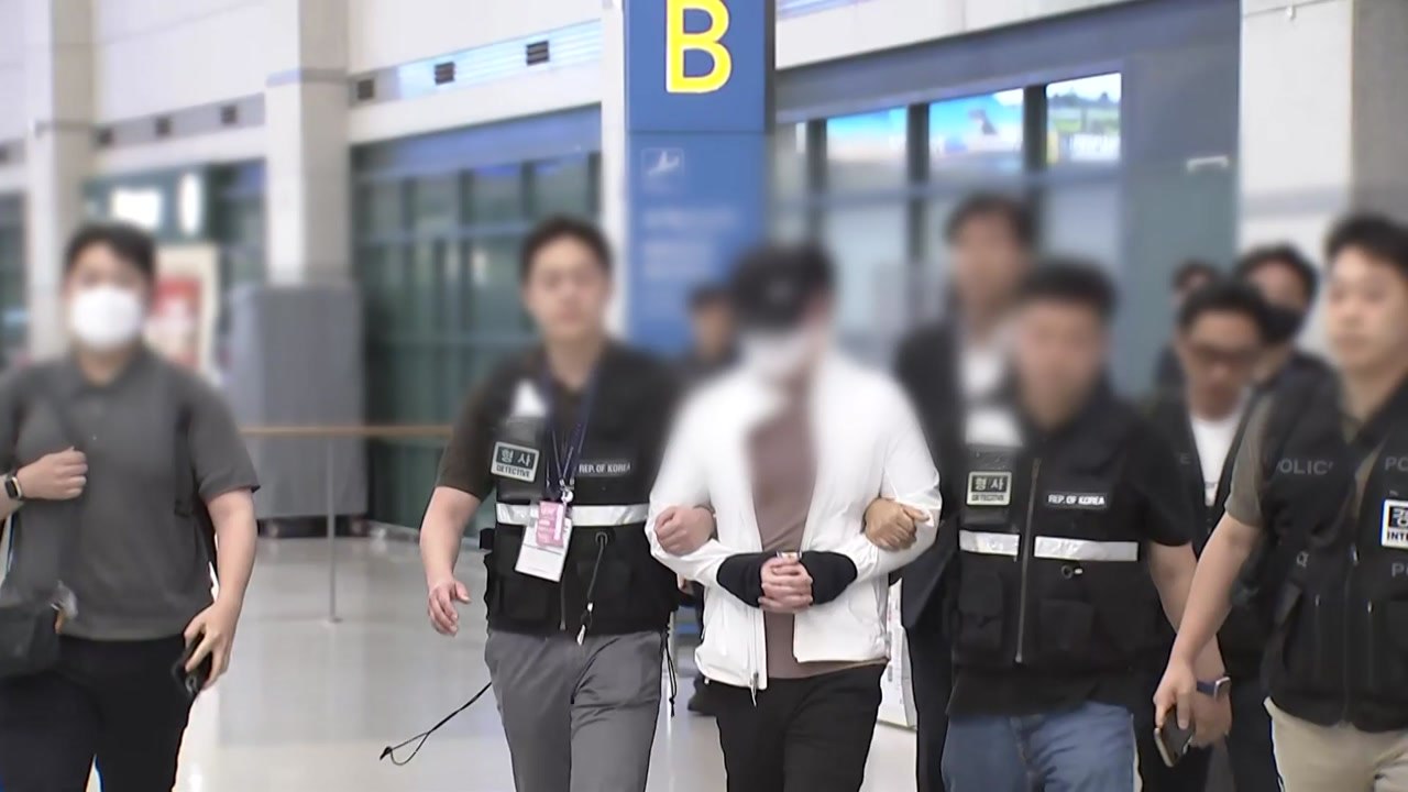 '5조3천억 원' 불법 도박사이트 총책 2명 검거...국내 송환 / YTN