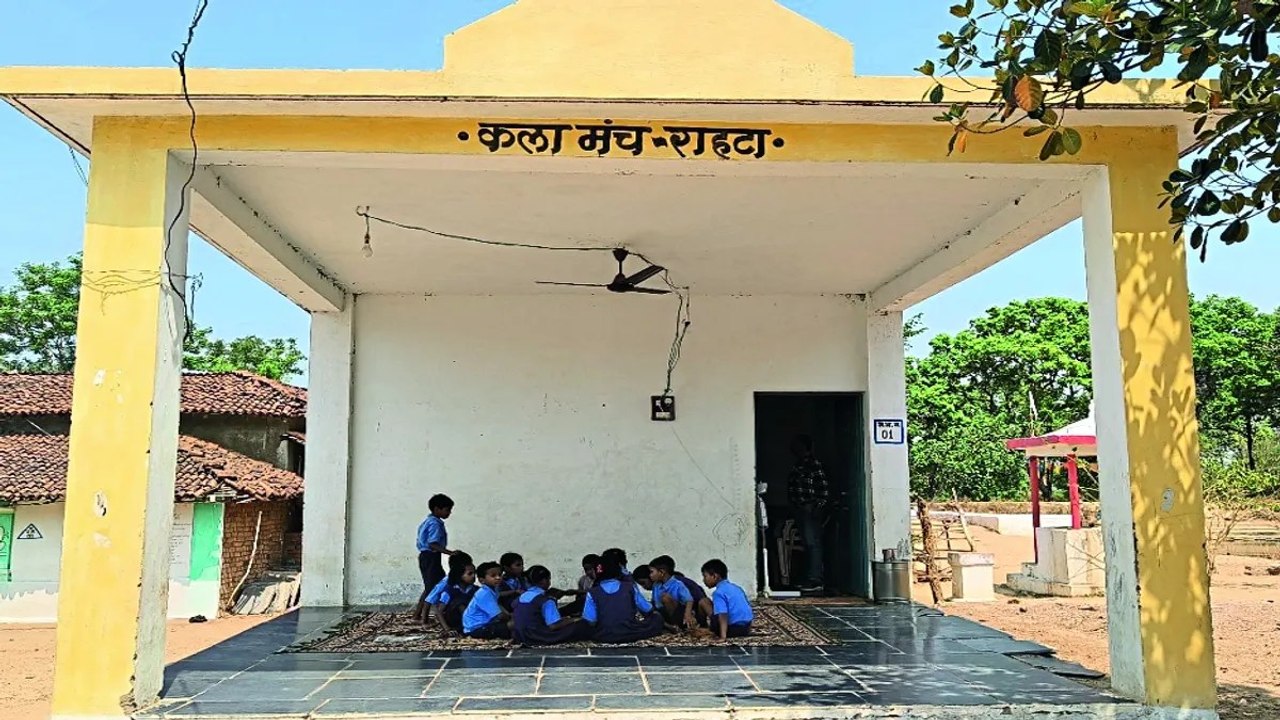 नाला पार कर स्कूल जाने की मजबूरी