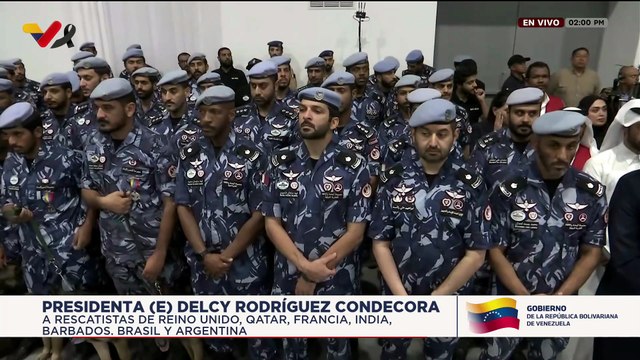 Pdta. (E) Delcy Rodríguez condecora brigada rescatistas y de caninos de Brasil