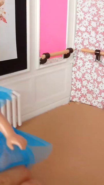 Elsie's late for ballet class