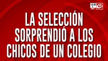 La seleccion sorprendió a los chicos de un colegio a través de una videollamada